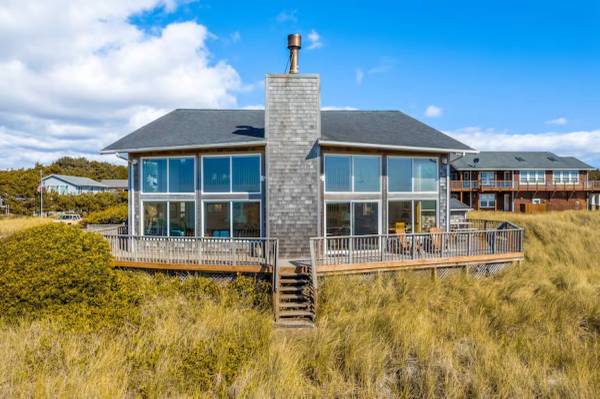 $1 / 3br - Water's Edge MCA#1427 Lodge-like Oceanfront home, stone fireplace, dogs ok. (Manzanita, OR)64218331262721121