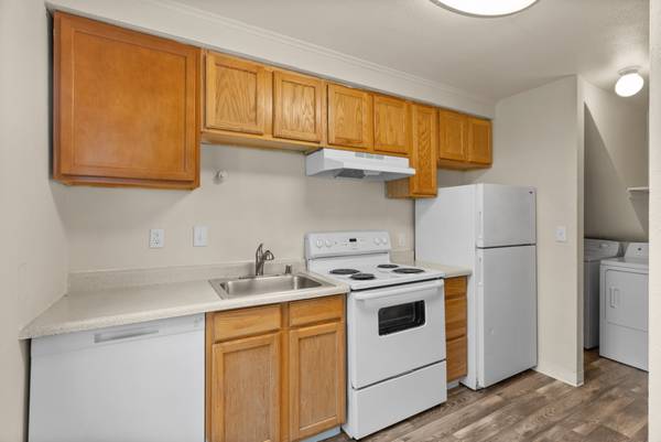 $1,675 / 2br - 850ft2 - 2 BD, Paseo para Perros sin Correa, Listo para Cable/Satélite (8333 32nd Avenue South, Lakewood, WA)63814636079491124