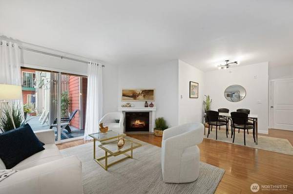 $1,922 / 2br - 1080ft2 - Well designed 2 bedroom home in North Admiral (Seattle)63929302729987122