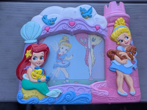 Vintage Fisher Price Musical TV Box Disney Princesses 1