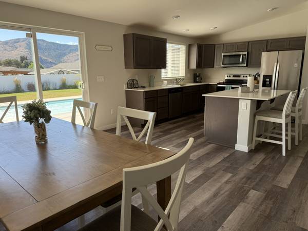 $2,500 / 3br - 1664ft2 - Off Season Furnished Home - Manzanita Drive Manson (Manson)63828063540609124