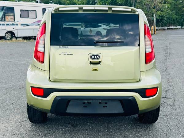 2012 Kia Soul + w/Camera Clean CarFax 35 Records - $4,000 (Brooklyn)63654718501633124