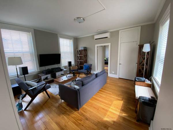 Updated 1BR Downtown - 955 SF - Walk-Up 1