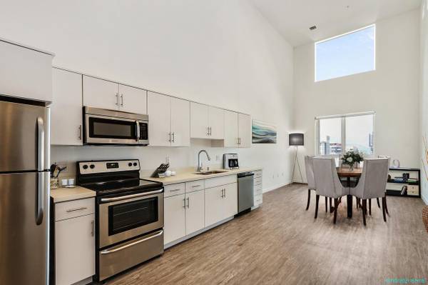 $3,285 / 2br - 938ft2 - Nest Thermostat ~ 1 Month Free ~ Newer 2 Bedroom Loft in Glendale (Glendale)63953080442243122
