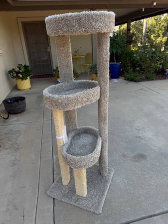 Árbol para gatos de 3 niveles. - $35 (Escondido)63471473755011122