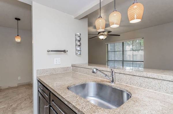$975 / 1br - 528ft2 - Beautiful , Modern , Renovated .. One Bedroom !! Dallas , Texas !! (6603 E Lovers Ln, Dallas, TX)63936225636226123