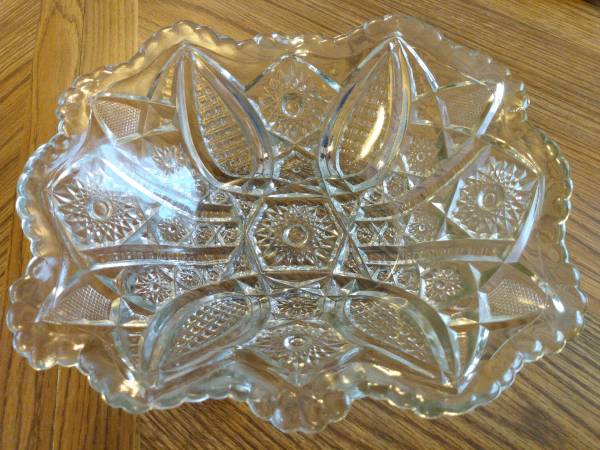 VTG Rectangular Bowl Clear Cut-Glass and Wavy Square-Cut Sawtooth Edge 1