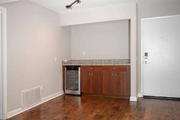 $3,450 / 2br - 906ft2 - Quartz Counter Top, Washer & Dryer, Pet Friendly (Crescent Heights)63829233858305123