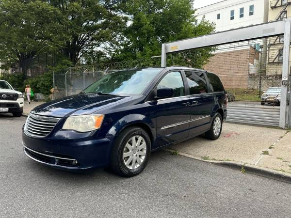 Chrysler town country - $4,300 (Bronx)63654714346499120