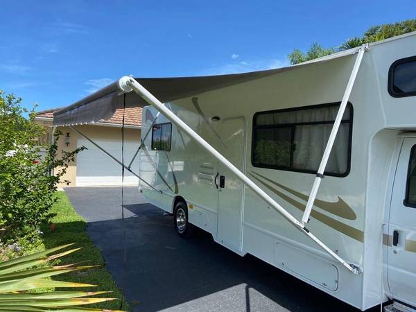 2015 FORD ECONOLINE E450 CLASS C THOR MAJESTIC 28A MOTORHOME SLEEPS 7-8 SELF CONTAINED - $34,900 (+ Cita Auto Sales)63443438148353123