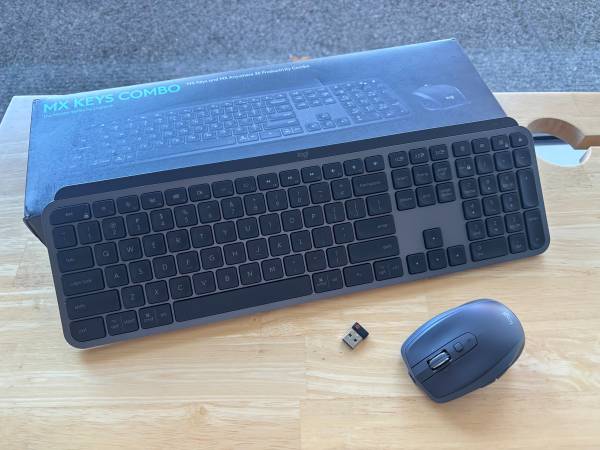 Logitech MX Keys Keyboard and MX Anwhere 2S Mouse Combo 1