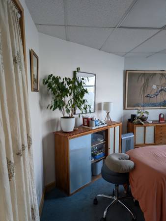 $150 / 150ft2 - Office Space/Treatment Room Massage Therapist/Body Worker (Leschi)63934288291586124