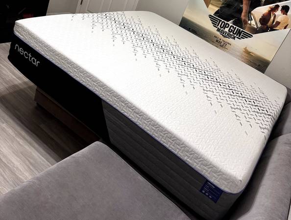 Nectar Luxe Hybrid Queen Mattress - Like New! 1