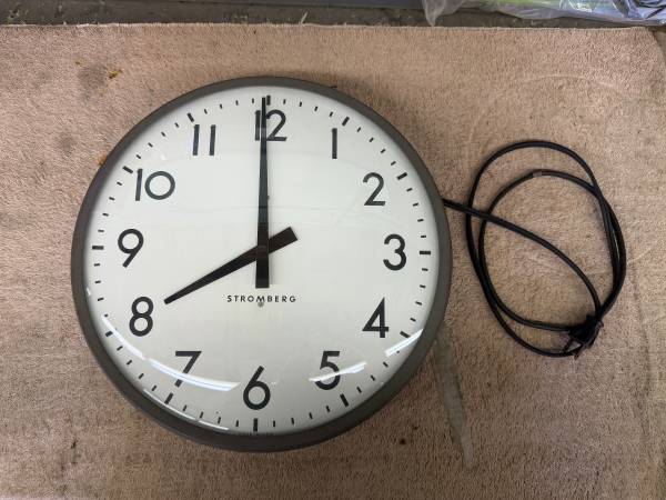 Vintage Stromberg 14” Diameter Wall Clock 1