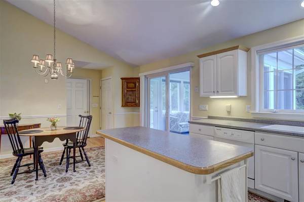 $1,335 / 1br - 2190ft2 - Spacious 1-Level Home in Piscassic River Village: Central Air, Generat (Newmarket)63932058171011124