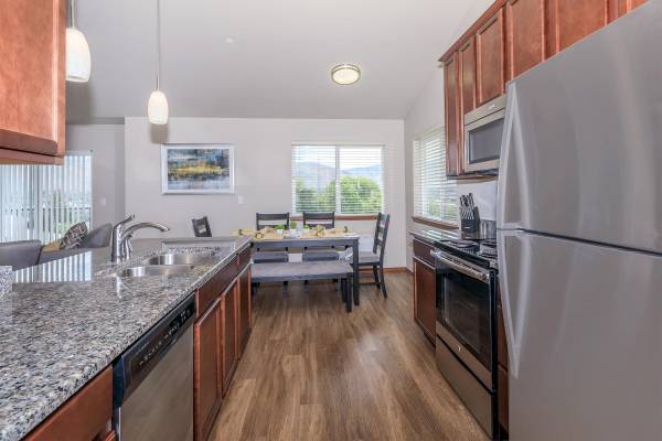 $1,975 / 2br - 1150ft2 - Agua, alcantarillado, basura, INTERNET POR CABLE Y ESTACIONAMIENTO incluidos! (E Wenatchee)63785407121921124