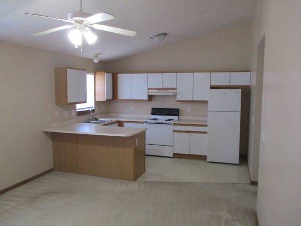 $820 / 1br - 1 Dormitorio cerca de State Farm Corporate South (16 Fetzer)63700508561025121