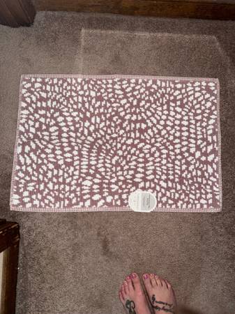 BRAND NEW Threshold Bath Mat 1