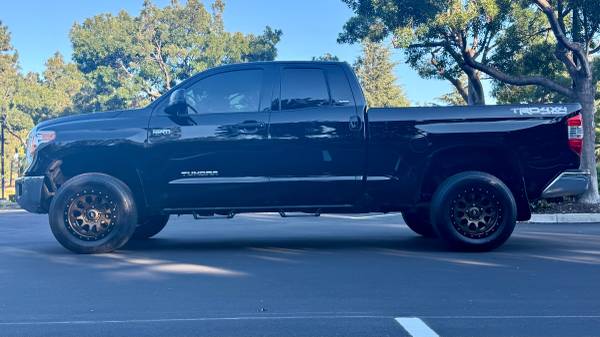 2015 Toyota Tundra 4x4 V8 5.7L, pocos kilómetros, título limpio - $28,200 (morgan hill)63470420043521122