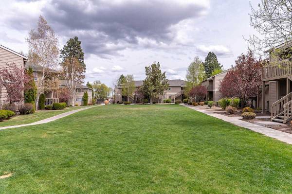 $2,200 / 3br - 1210ft2 - Estudio acogedor con techos altos y estacionamiento en el lugar (Bend, OR)63839293133955121