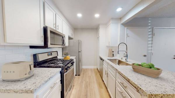 $3,100 / 2br - 900ft2 - Bike Score: 24, Gas Range, Near "Great! Schools.org" Top Rated School (25910 Tournament Rd, Valencia, CA)63655062664323124