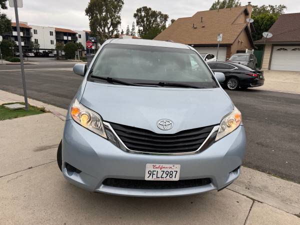 2015 Toyota Sienna para silla de ruedas - $20,999 (Chatsworth)63470045696771121