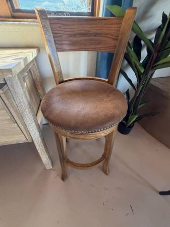 3x Leather Barstools 1