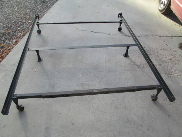 Queen Bedframe (Metal) adjustable to Double (full) or Twin 1