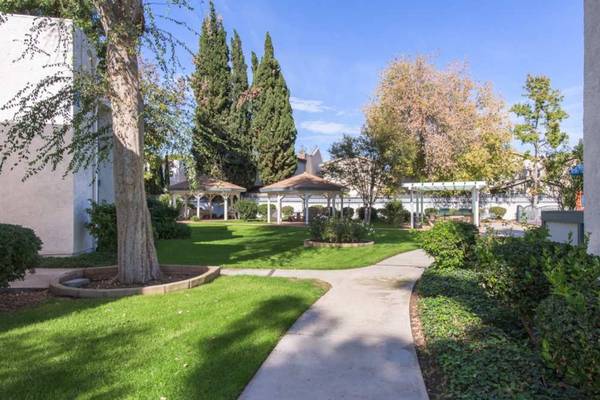 $2,775 / 2br - 850ft2 - 2bd 1ba, in Canoga Park CA, Laundry Facility (8930 Topanga Canyon, Canoga Park, CA)63701073920385123