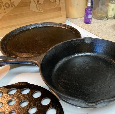 Bon Voyage oferta de 5 piezas de LODGE de hierro fundido y dos tablas para cortar - $70 (Poulsbo)63471462136579122