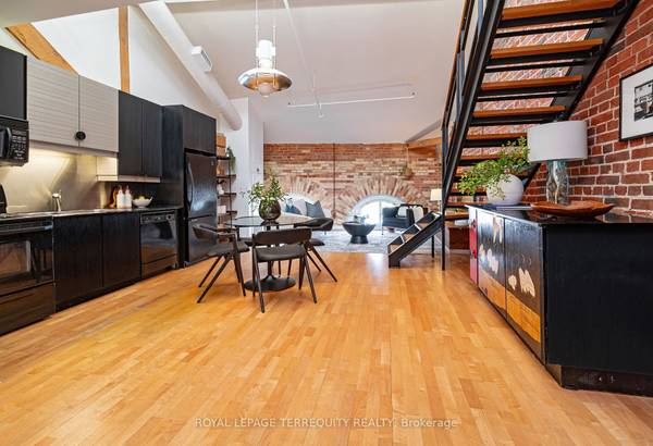 Spectacular 2 Storey 1 Bed + Den Hard Loft Beside St Lawrence Market 1