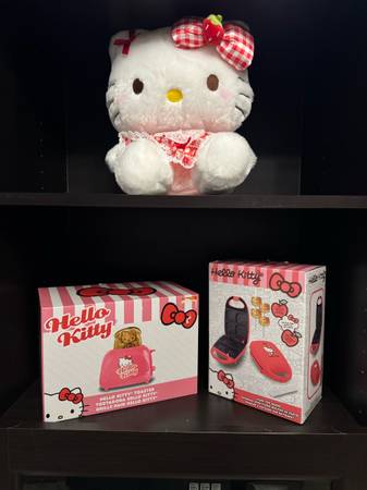 *NEW*  Hello Kitty Toaster, Cake Pop Maker & Plush 1