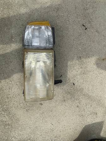 Left Headlight-2001 Dodge Ram 1500 1