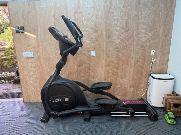 SOLE E35 Elliptical Trainer 1