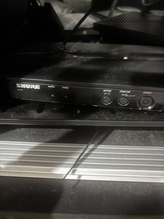 Shure BLX4 wireless receiver and headset 1
