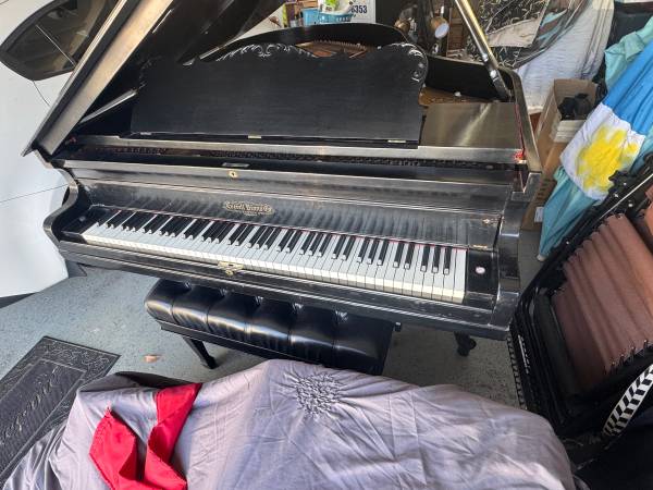 Everett grand piano 1