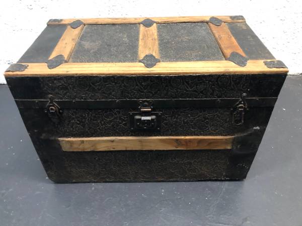 Steamer trunk 1