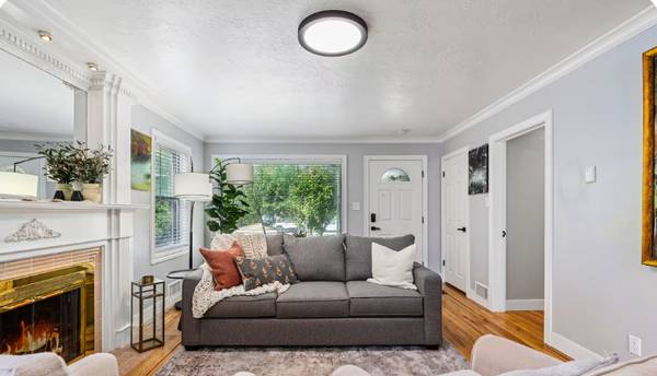 Home Sweet Home/Fully Furnished Upstairs Home 1