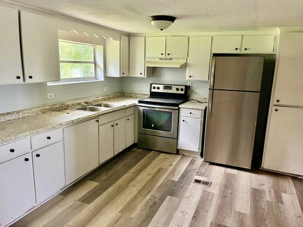 $2,395 / 5br - AMAZING 5BR/2BA Zephyrhills Home Decorative Fireplace, Privacy Galore! (Zephyrhills)63980538522114120