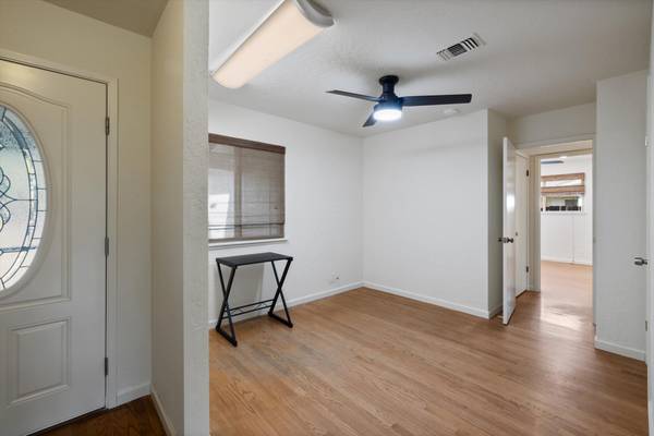 $3,200 / 4br - 618 Crestview Drive, Vacaville, CA 95688 (Vacaville)64043667170819124