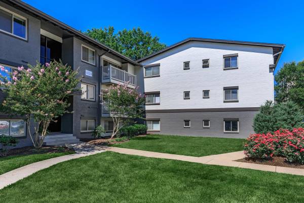 $2,120 / 2hab - 915ft2 - 2/HD, Acceso fácil a tiendas, Persianas falsas de madera de 2 pulgadas (4820 Kenmore Avenue, Alexandria, VA)63822291323905120