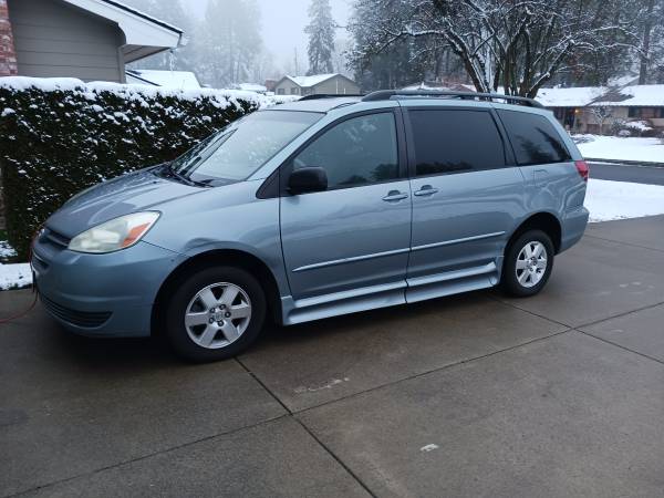2004 Toyota Sienna LE Wheelchair Van 1