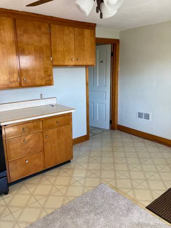 $775 / 1br - 700ft2 - Roomy upper (Oshkosh)63845970329603121