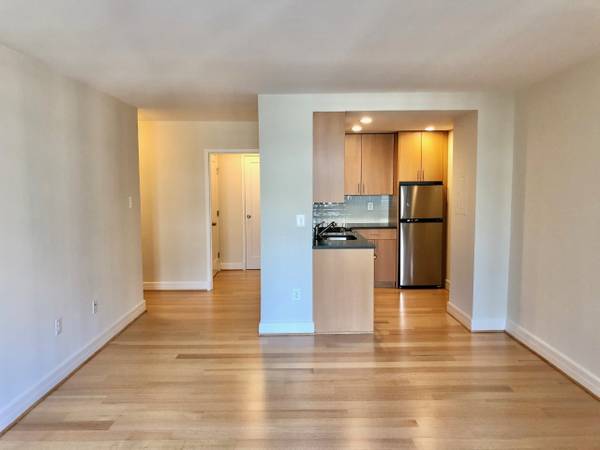 $2,640 / 440ft2 - ¡Estudio en el décimo piso con hermosa vista! ¡Lavadora y secadora en la unidad! (Dupont Circle)63896278228994120