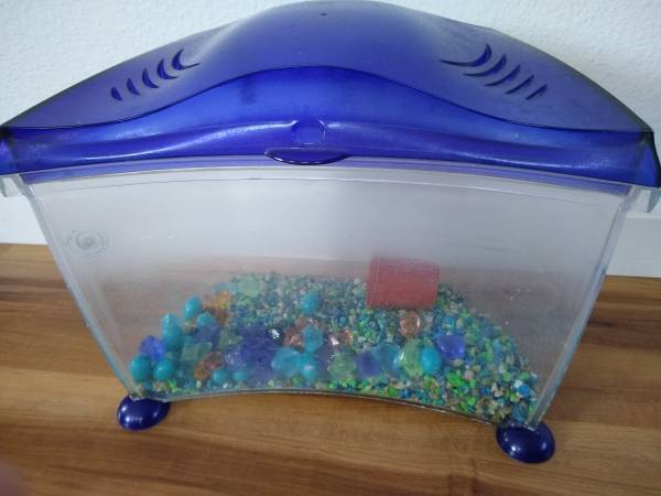 Small plastic fish tank 1