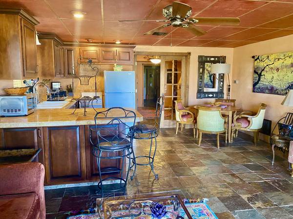 $1,250 / 1br - 1100ft2 - apartamento de retiro en el desierto con vistas panorámicas / mes a mes (tucson/zona este)63675116362241120