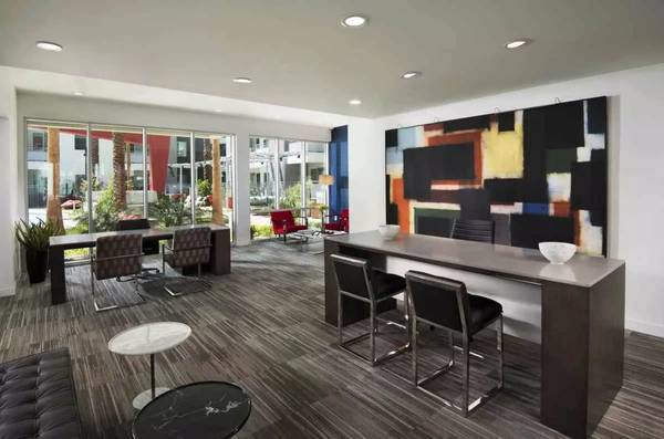 $1,833 / 2br - 999ft2 - Luxurious 2 bed / 2 bath available with convenient washer & dryer (Phoenix)64024997245571120