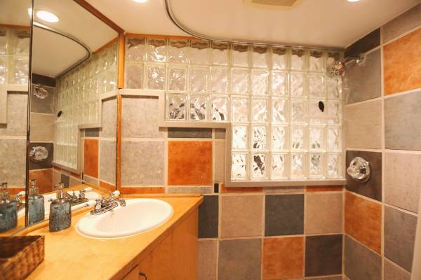 $1,100 / 1br - The Queen Anne Burrow - clean and spacious, private studio64189098321026121