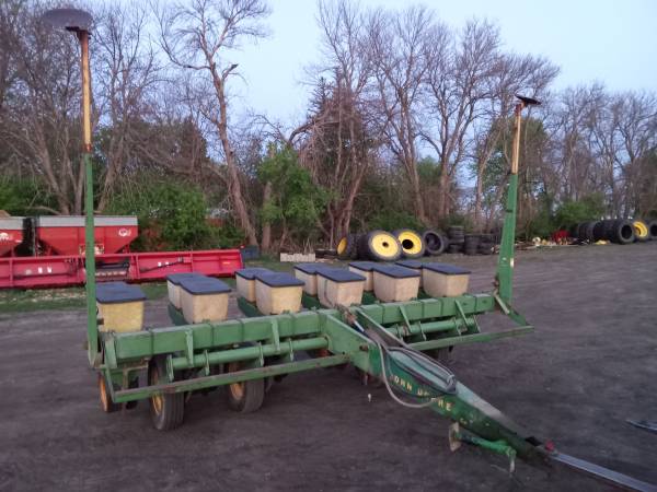 John Deere 7000 6-row Conservation planter 1