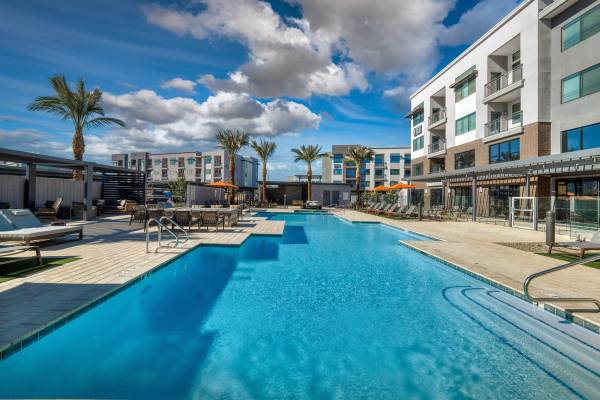 $2,150 / 2br - 1120ft2 - Parque para perros, ascensores, Wi-Fi en todas las áreas comunes (1935 S Santan Village Pkwy, Gilbert, AZ)63623896809217121